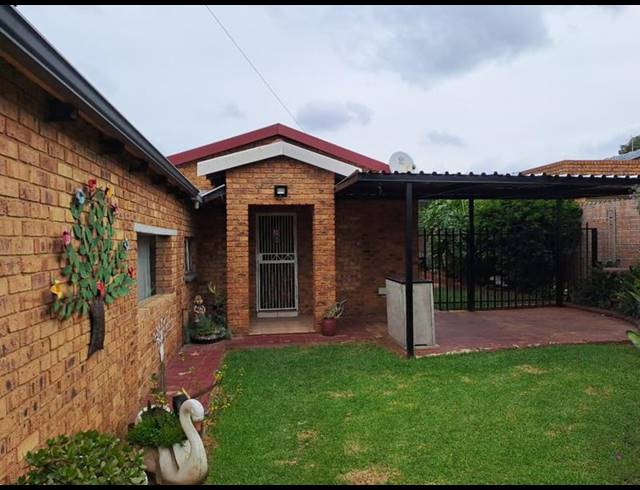 2 BEDROOM HOUSE FOR SALE IN WANNENBURGHOOGTE